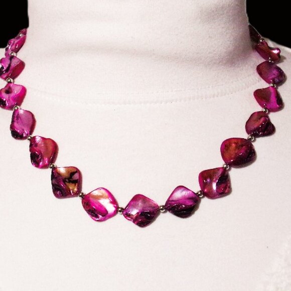 Purple shell bead necklace made with natural shape shell beads and silver beads - Picture 2 of 11